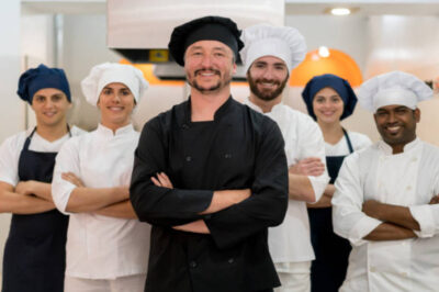 The Ultimate Guide to Restaurant Uniforms: Combining Style and Functionality