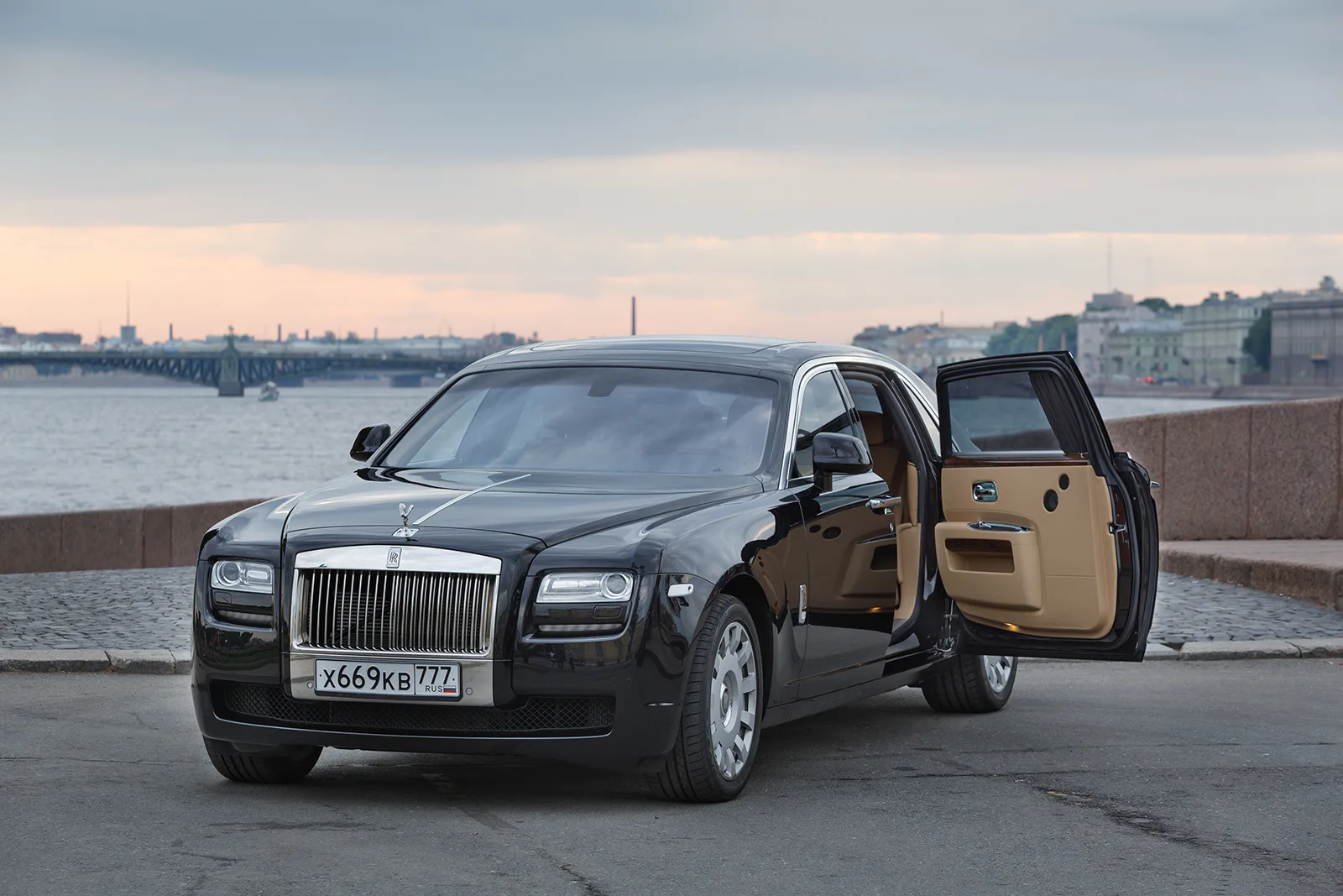Rolls-Royce-chauffeur