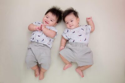 How Do You Pick Comfortable and Stylish Outfits for Twin Baby Girls?