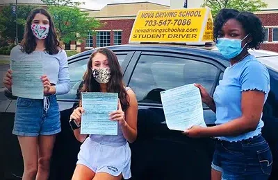 How Do You Choose Between Manual and Automatic Lessons at a Driving School?